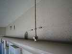 吊配管の防鳥ワイヤー施工